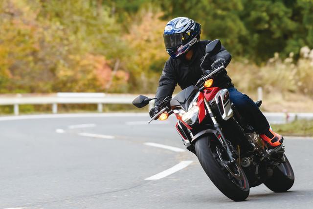 画像: ホンダは4気筒ならではの魅力をもっと強くアピールしても良いのではないでしょうか。(伊藤) 「OEMタイヤとのバランスは良いですが、ハイグリップタイヤを試してみたくなるシャシーとエンジンですね」とは伊藤さんのCB650F評。前号のNC750Sには劣るものの、2名乗車で31.5㎞/Lの燃費性能も好印象。