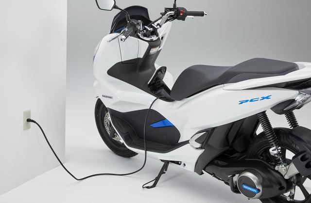 画像: 車体にモバイルパワーパックを取り付けた状態での充電が可能。家庭用コンセントに対応している