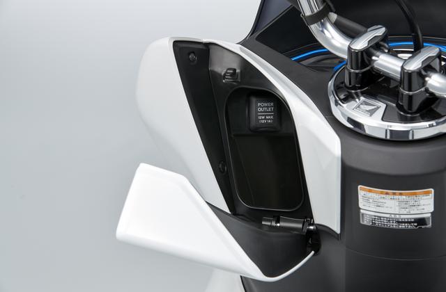 画像: フロントインナーボックスは500mlのペットボトルが挿入できる容量。スマホなどの充電に便利なアクセサリーソケット付き