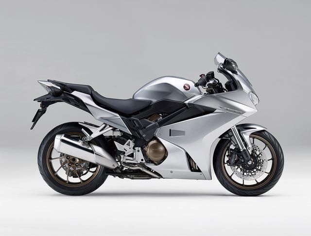 画像: 「大人のスポーツバイク」というコンセプトを踏襲するVFR800F。各種端末電源用のアクセサリーソケットなど、スポーツツアラーとしての装備を充実させた。