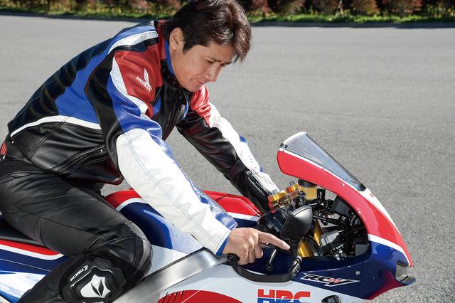 画像: 「このスロットルレスポンスはこのバイクでしか体感できない」と語る伊藤さん。スポーツキット装着時のパワーはMotoGPマシンと同じ加速感が味わえるという。「自分もいまだにワークスのRC213Vに乗ると『うわっ速ぇ!』と驚くんです。あの感覚を、ある程度スキルのあるライダーなら、一度は味わって欲しいといつも思っていました。それでいて下からトルクが出ているから、ピットロードをふわっと出ていけるし、クラッチにそんな気を使わなくていい。RC213V-Sはまさにそんな乗り味なんですよ」。