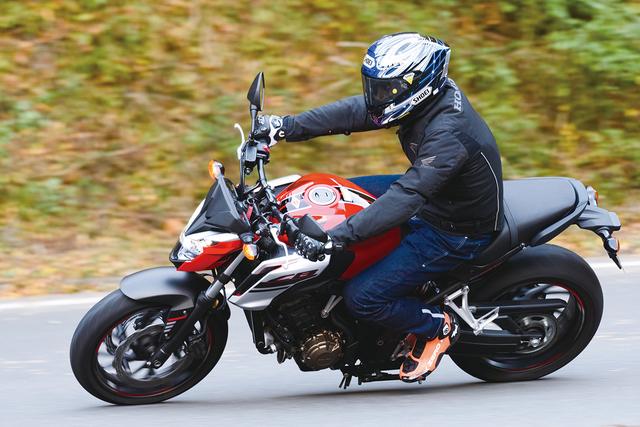 画像: フロントフォークとブレーキのフィーリングが良い、と伊藤さんはCB650Fの走りを評価。ただ、クラッチをミートさせるときに「クンッ」と繋がるフィーリングは、ちょっとお気に召さなかった様子でした。