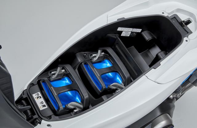 画像: 従来ラゲッジスペースだったシート下にモバイルパワーパックを2つ装填する。内部後方には小物を収納できるスペースは確保された