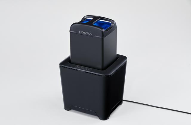 画像: 充電スタンドもされ、屋内にバッテリーを運び入れての充電も行える