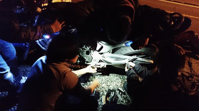 画像: 峠で散ったバイクへの応急処置!