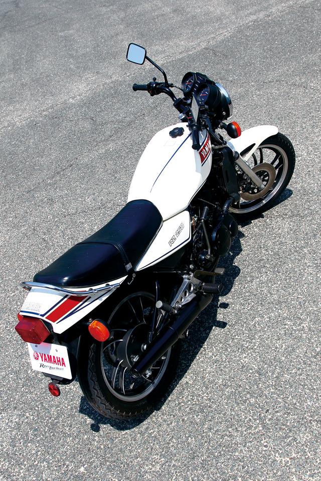 画像: コンパクトなシリンダーや市販ロードスポーツ初のモノクロスサスなど、TZ250のノウハウが惜しみなく注ぎ込まれたRZは峠で400㏄クラスをカモれるポテンシャルを発揮。沈滞化した2ストローク市場を活性化させレーサーレプリカブームの原動力になった。いまだ人気の衰えない2ストスポーツだ!