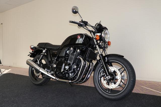 画像: ■CB1100EX 2019年1月中旬発売予定 予定価格:133万8120円 (キャンディークロモスフィアレッド、パールホークスアイブルー)