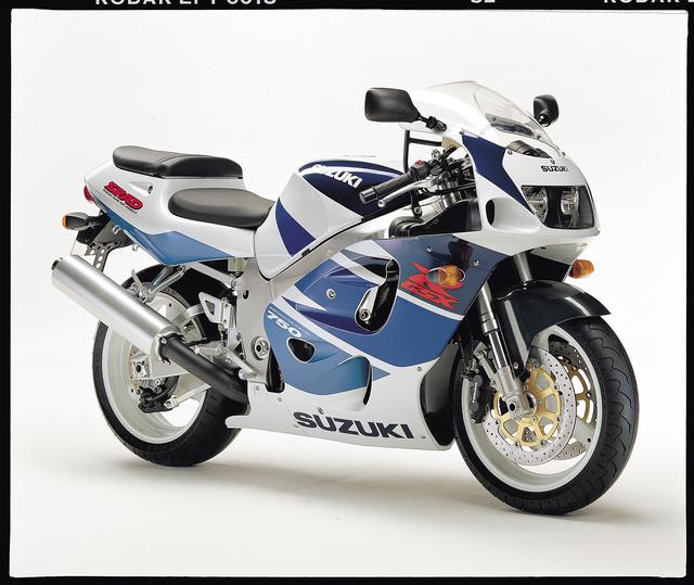 画像: SUZUKI GSX-R750(1996) ●水冷4ストDOHC4バルブ並列4気筒●749㏄●77PS/10000rpm●6.7㎏-m/7500rpm●179㎏●120/70ZR17・190/50ZR17●98万8000円