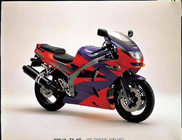画像: Ninja ZX-6R(1995) 現在まで続くミドルスーパースポーツ・ZX-6Rの初代モデル。ミドルツアラーのZZR600をベースにした水冷直4エンジンは、ツインラムエアを備えて100PSにまでパワーアップされた強力なもの。 ●水冷4ストDOHC4バルブ並列4気筒 ●599㏄●100PS/12500rpm ●6.5㎏-m/10000rpm●182㎏ ●120/60R17・160/60R17●輸出車