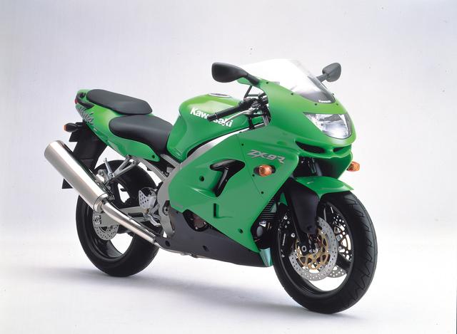 画像: Ninja ZX-9R(1998) フルモデルチェンジによって、35㎏もの軽量化に成功。ZX-6Rをベースに完全新設計した水冷直4ユニットなど、旧型とは比べものにならない戦闘力を手に入れ、人気モデルに。 ●水冷4ストDOHC4バルブ並列4気筒●899㏄●143PS/11000rpm●10.3㎏-m/9000rpm●183㎏●120/70ZR17・180/55ZR17●輸出車