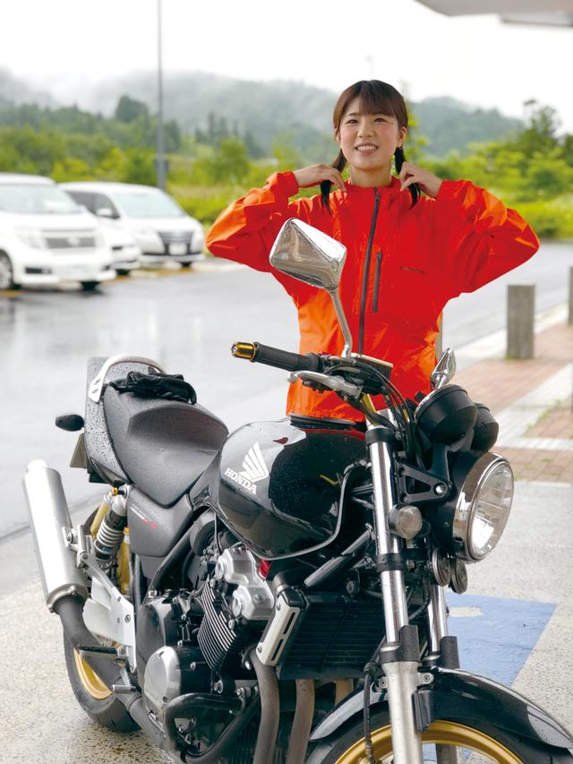 画像: いまでは雨の運転に不安なし。休憩時には、笑顔で髪の毛の水分を絞ってます!