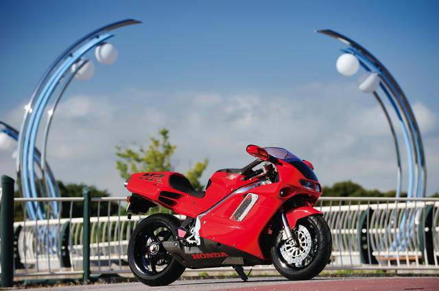 画像: HONDA NR750(1992/5) ●水冷4ストDOHC8バルブV型4気筒●747㏄●77PS/11500rpm ●5.4㎏-m/9000rpm●223㎏●130/70ZR16・180/55ZR17●520万円(当時)