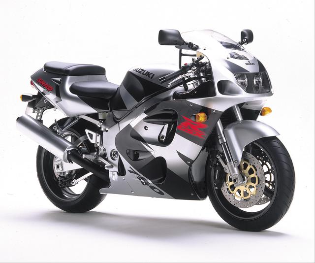 画像: GSX-R750(1997) ●水冷4ストDOHC4バルブ並列4気筒●749㏄●128PS/12000rpm●8.2㎏-m/10000rpm●179㎏●120/70ZR17・190/50ZR17●輸出車