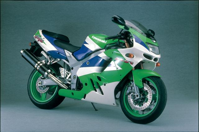 画像: ●水冷4ストDOHC4バルブ並列4気筒 ●899㏄●139PS/10500rpm ●9.8㎏-m/9000rpm●215㎏ ●120/70ZR17・180/55ZR17●輸出車