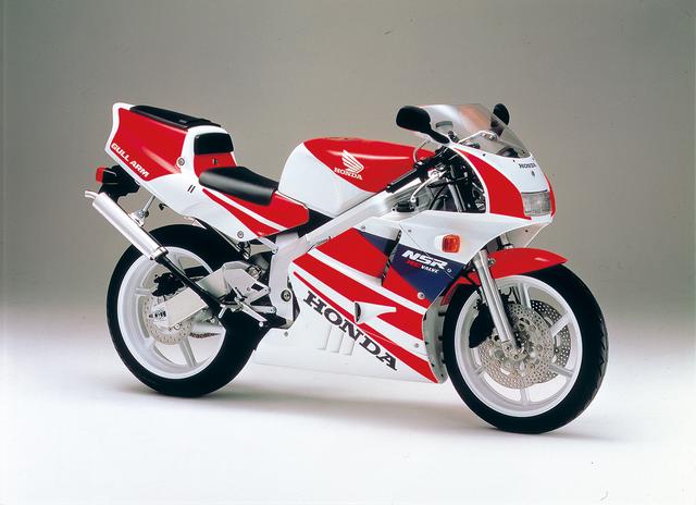 画像: HONDA NSR250R(1990/2) ●水冷2スト・クランクケースリードバルブV型2気筒●249cc●45PS/9500rpm ●3.7kg-m/8500rpm●132kg●110/70R17・150/60R17●60万9000円
