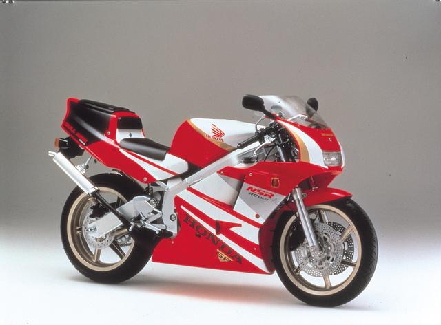 画像: HONDA NSR250R SP (1990/4) ●水冷2スト・クランクケースリードバルブV型2気筒 ●249cc●45PS/9500rpm●3.7kg-m/9500rpm ●133kg●110/70R17・150/60R17●71万9000円