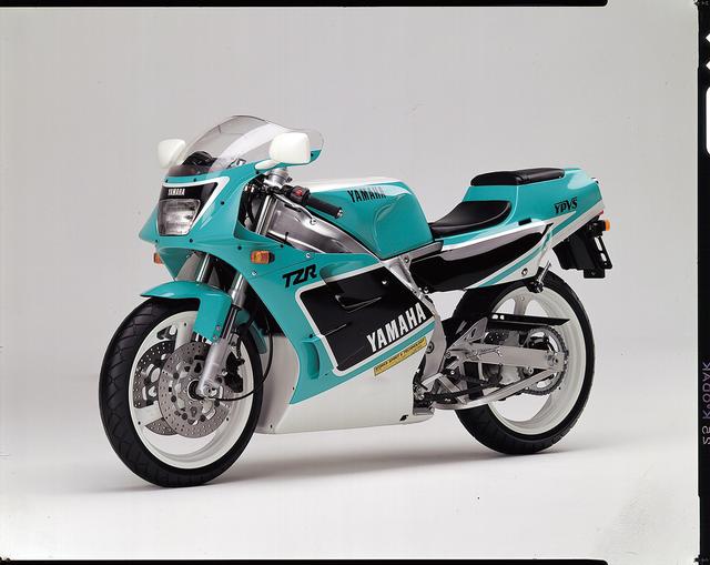 画像: YAMAHA TZR250(1990/2) ●水冷2ストクランクケースリードバルブ並列2気筒●249cc●45PS/9500rpm ●3.8kg-m/8000rpm●138kg●110/70R17・140/60R17●61万9000円