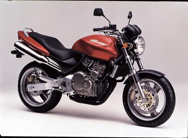 画像: HONDA ホーネット (1996/2) ●水冷4ストDOHC4バルブ並列4気筒●249cc●40PS/13000rpm ●2.4kg-m/11000rpm●149kg●130/70ZR16・180/55ZR17●49万9000円