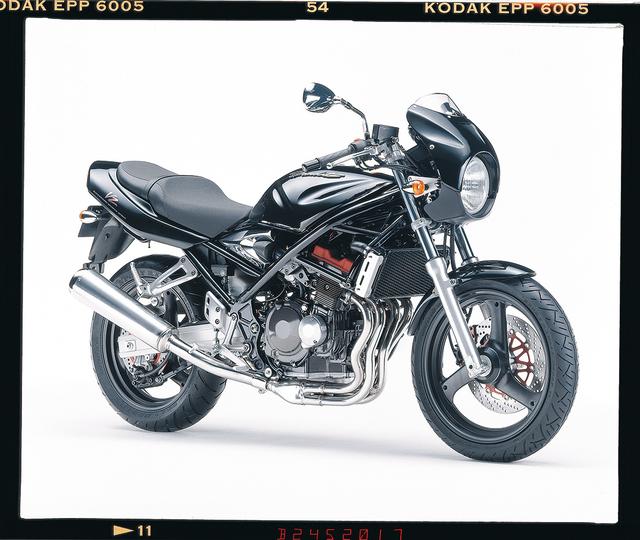 画像: SUZUKI バンディット250VZ (1997/2) ●水冷4ストDOHC4バルブ並列4気筒●248c ●40PS/14000rpm●2.5㎏-m/10000rpm●144kg/146kg/147kg●110/70R17・150/60R17●55万5000円