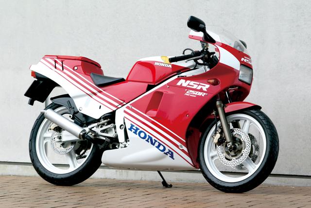 画像: 1986 HONDA NSR250R ●水冷2スト・クランクケースリードバルブV型2気筒●249㏄●45PS/9500rpm●3.6㎏-m/8500rpm ●125㎏●100/80-17・130/70-18●55万9000円■1986年10月発売