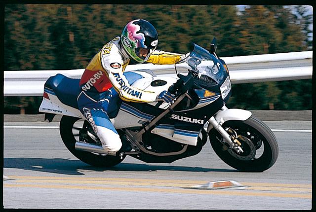 画像: RZとVTの250㏄スポーツバイクの戦いに、明確にレーサーレプリカという方法論を持ち込んで割って入ったスズキ。ホンダやヤマハのように250㏄のレーシングマシンを持たなかったスズキの、大成功をおさめたイメージ戦略だった。