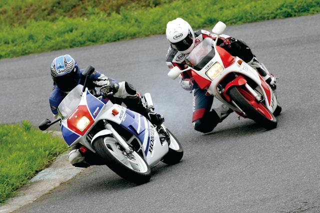 画像: 87〜88年ごろには、日本中のワインディングやサーキットで見られたNSRとTZRの大バトル。絶対性能ではNSRが上だったが乗る人を選び、TZRは誰にでも乗りやすく、それゆえの戦闘力の高さが人気の秘密だった。写真のNSRは89年式、TZRは86年式。
