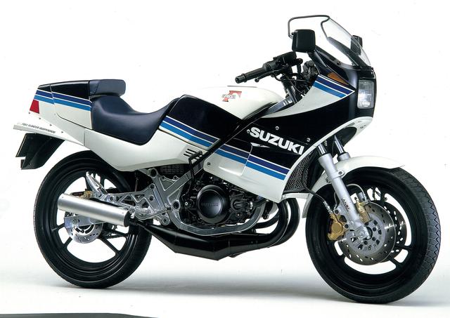 画像: 1983年3月SUZUKI RG250Γ ●水冷2スト・パワーリードバルブ並列2気筒 ●247㏄ ●45PS/8500rpm ●3.8㎏-m/8000rpm ●131㎏ ●100/90-16・100/90-18 ●46万円