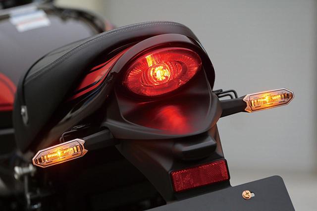 画像: 跳ね上がったテールカウルにLEDの楕円テールランプは、往年のZ1をイメージしたもの。
