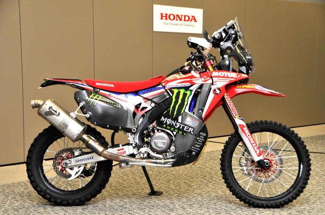 画像: 展示されていた車両は、2018年で実際にダカールラリーを走ったモデルに、Monster Energy Honda Team 2019年仕様のデカールが貼られたマシン。