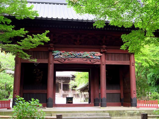 画像: 入口の二天門。1840年建立。平成の大改修を行っており、彫刻が見事です。