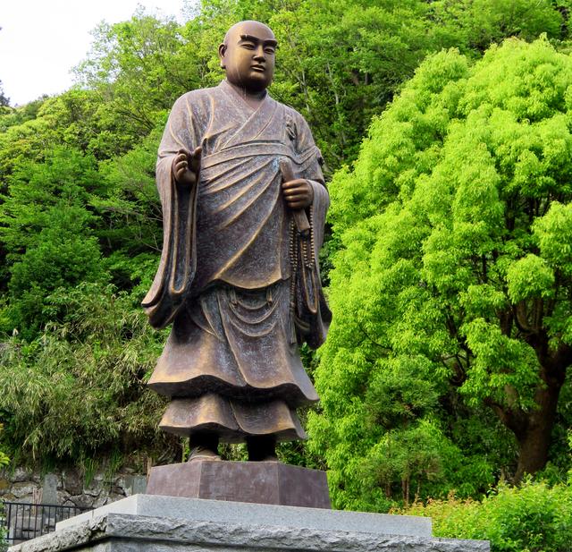 画像: 二天門を潜れば、なかなかのサイズの日蓮聖人像が迎えてくれます。