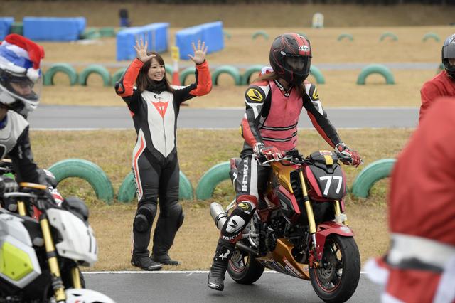 画像: ちょっと緊張感の無い2人ですが、スタート風景です。オートバイ女子部のゼッケンは「77」。