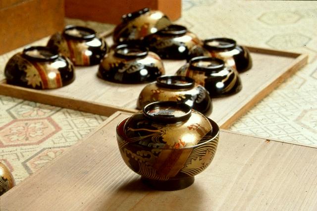 画像: 伝統工芸品の輪島塗。絢爛な蒔絵が特徴的だ