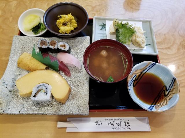 画像: お寿司と天ぷらのセットだよ!
