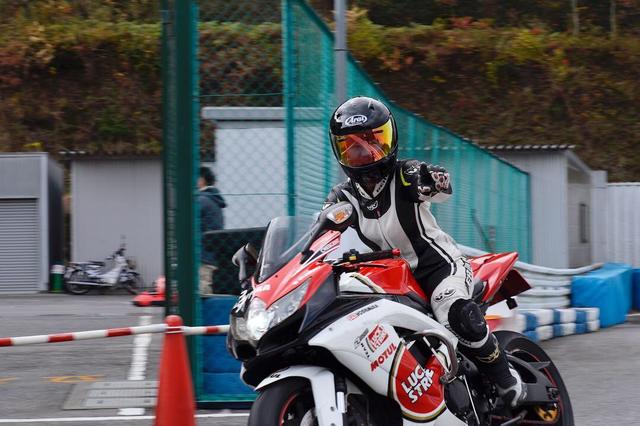 画像: 楽しそうな顔がヘルメット越しに見える(笑)