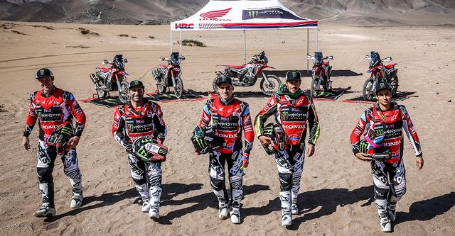 画像: Monster Energy Honda Team 左からリッキー・ブラベック/パウロ・ゴンサルヴェス/ケビン・ベナバイズ/ホアン・バレダ/ホセ・イグナシオ・コルネホ。前回大会総合2位を獲得したのは中央のケビン・ベナバイズ