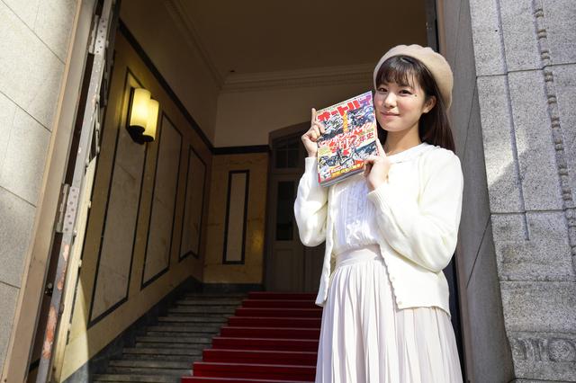 画像: 最新号を手にいざ参ります。「今日は博物館の雰囲気に合いそうな洋服にしてみました」と話す梅本さん。たしかに、レトロモダンと言いますか、ハイカラさんと言いますか、タイムスリップしてやってきたかのようです