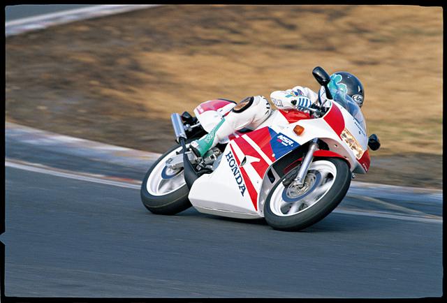 画像: 9500rpm●3.7kg-m/8500rpm●132kg●110/70R17・150/60R18●60万9000円●1990年2月