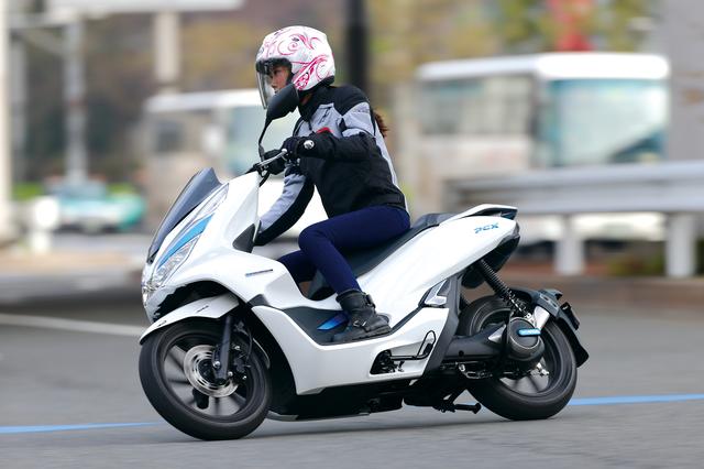 画像: ステラの「私も乗ってみました」 さすが電動、とっても静かなのに驚きました! 本当に動くのか心配になってしまうほど静かで、走っていると普段では聞こえない、街のいろいろな音が耳に入ってくるのが新鮮でした。乗り心地はまるで氷の上を滑っているかのようにスムーズで、スーッと進む感じ。アクセルの開け始めはレスポンスが鋭くて、車体がグイッと押し出されますが、あとはスムーズで滑らか。タンデムもしてみましたが、普通に会話できるほど静かなのも印象的でした。