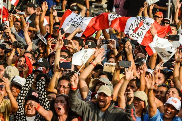 画像: 10万人を超える観客が、スタート地である南米ペルーの首都リマ「マグダレナ」に集まった。