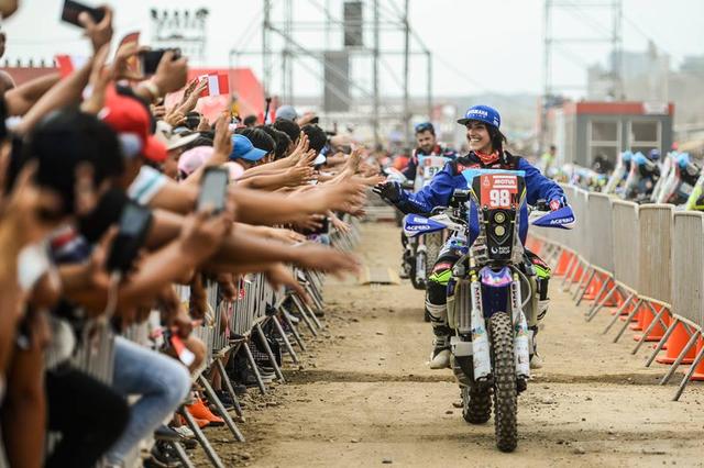 画像: 出走前のパレードラン。今年もKTMやハスクバーナ、ホンダのチームの上位が予想されるが、ヤマハのファクトリーチームも注目したい。