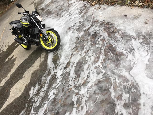 画像: 雨水がたまる日陰はこんなガッチリ氷が! コワイヨー