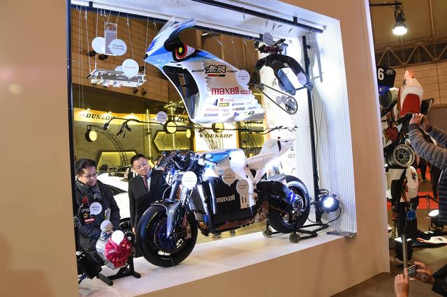 画像: 無限はマン島TTに出場した電動マシンをストリップディスプレイ!
