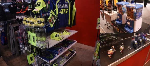 画像: グッズ売り場もちょいちょいバイク関連が。ガチャガチャはスズキのブースですよ