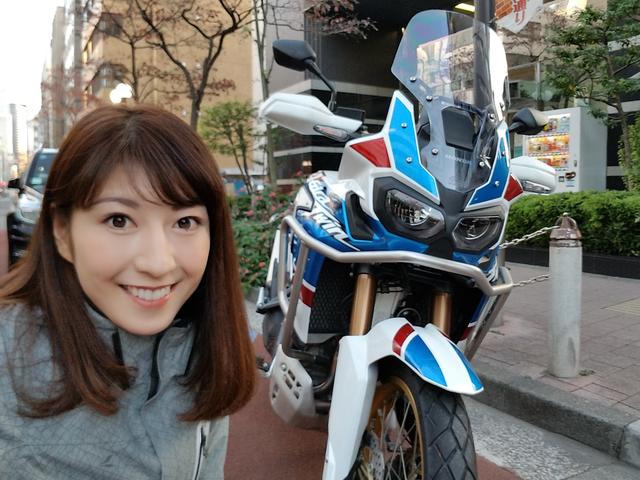画像: ヘルメットを被って、化粧が崩れる前に出発前の自撮り!
