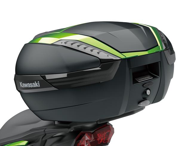 画像: トップケースも大容量の47L。積載重量は5kgで、フルフェイスヘルメット2個を収納できます。
