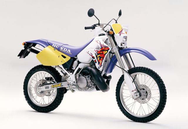 画像: ●水冷2スト・クランクケースリードバルブ単気筒●246㏄●40PS/8000rpm ●4.0㎏-m/6500rpm●127㎏●3.00-21・4.60-18●46万9000円●1994年