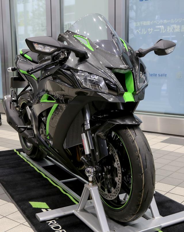 画像11: ・W800 CAFE 参考出品 ・VERSYS 1000 SE 参考出品 ・Ninja H2 SX SE+ 参考出品 ・Ninja ZX-10R SE 参考出品 ・Z400 参考出品 ・Z125 PRO ・Ninja H2 CARBON ・Ninja ZX-6R