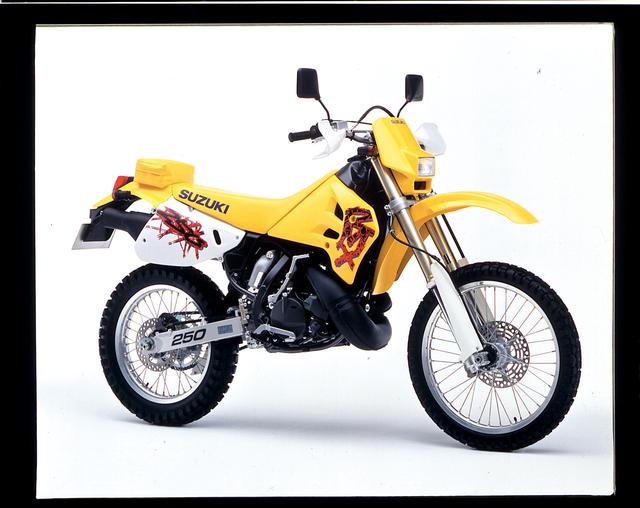 画像: ●水冷2スト・クランクケースリードバルブ単気筒 ●249㏄●40PS/8000rpm●3.8㎏-m/6500rpm●113㎏●80/100-21・120/90-18●45万9000円●1992年