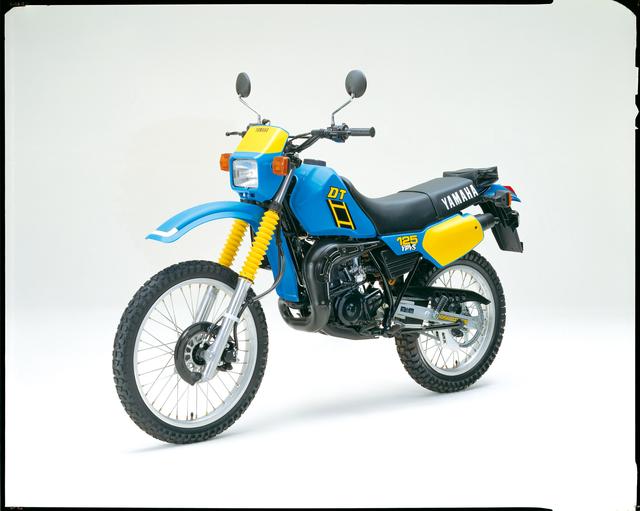 画像: ●水冷2スト・ピストン リードバルブ単気筒 ●49㏄ ●7.2PS/8500rpm ●0.62㎏-m/8000rpm ●75㎏ ●2.50-19・3.00-17 ●16万9000円●1982年